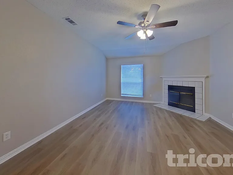206 Briarglen Dr — Photo 2