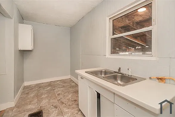 3 bed, $1,300 — Photo 4