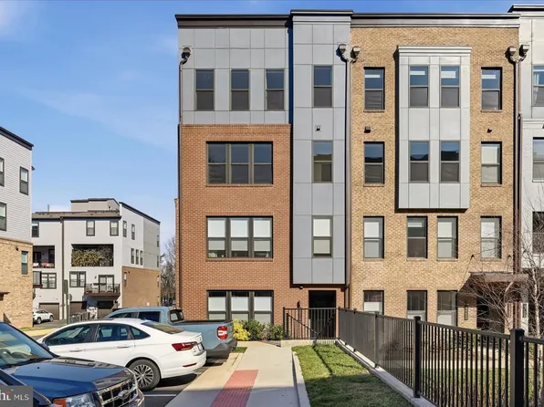 12118 Loblolly Dr #40, Fairfax, VA 22033