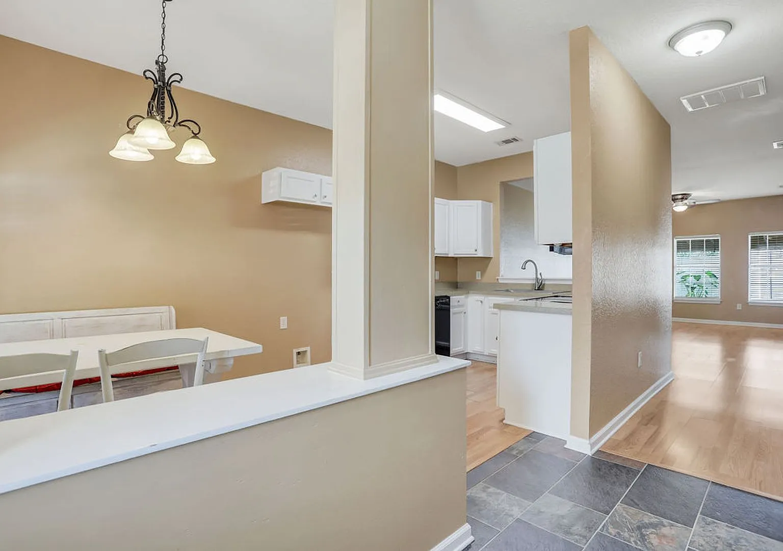 3 bedroom 3.5 bath townhome with garage — Photo 4