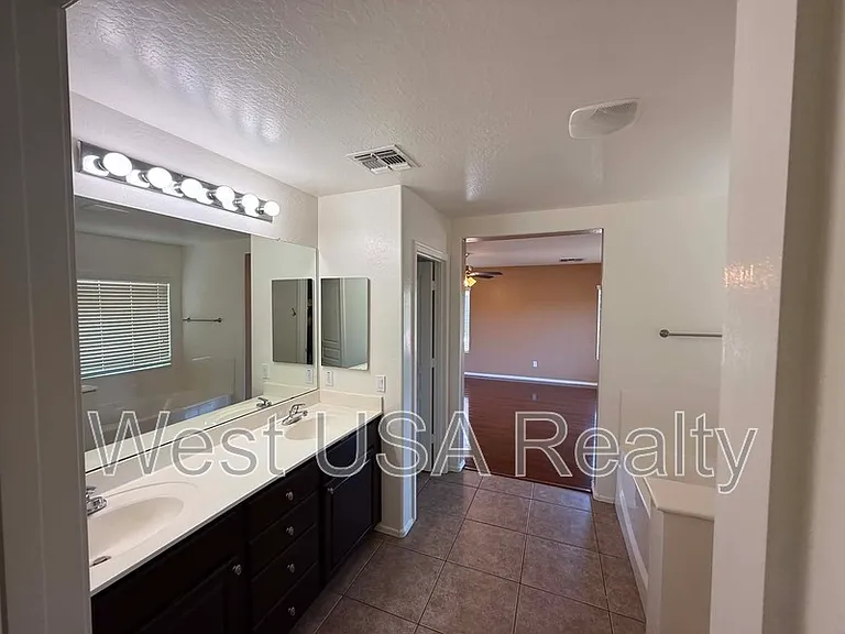 8821 S 40th Dr — Photo 10
