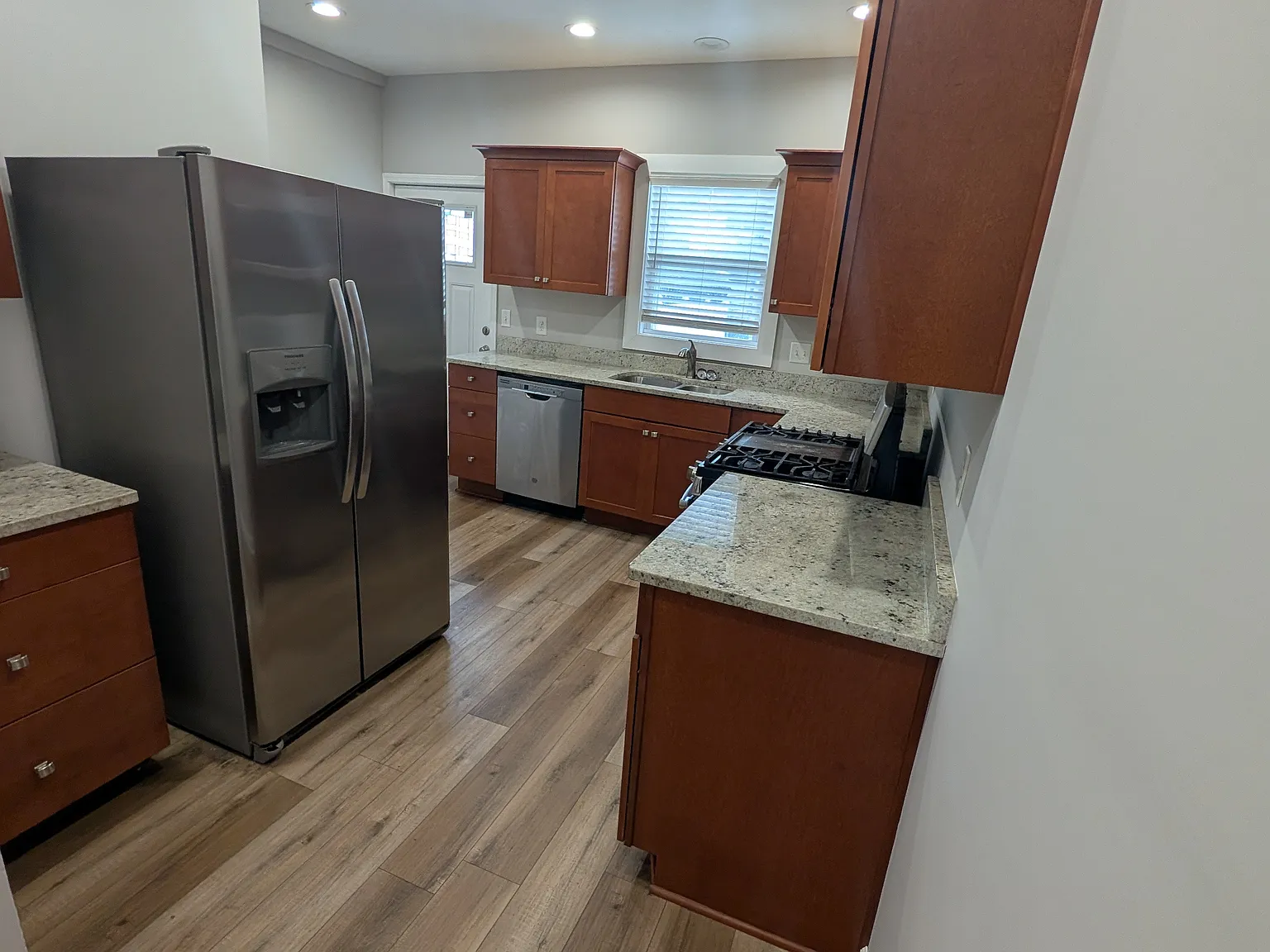 2238 Kenwood Ave — Photo 4