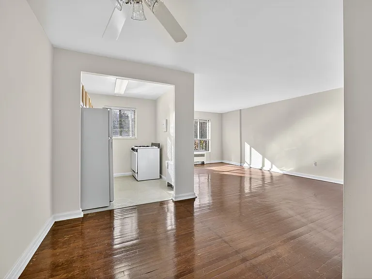 1010 G St NE — Photo 2