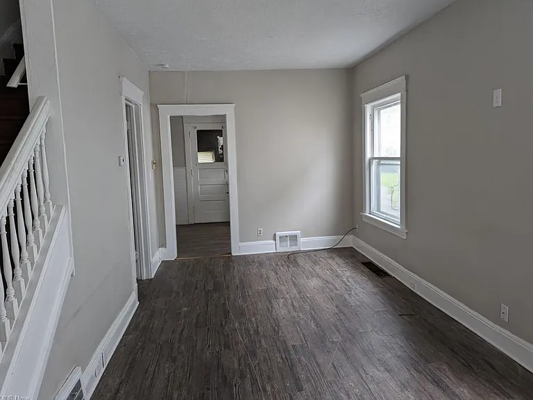 10401 Bernard Ave — Photo 4