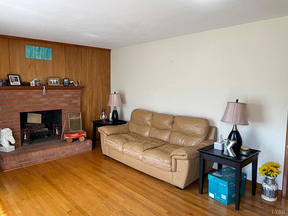 3rd image of 4 Oakdale Cir