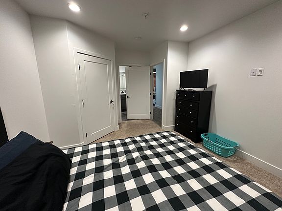 5th image of 117 N Broadway St #6