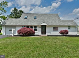 2 Jollybrook Rd, Levittown, PA 19056