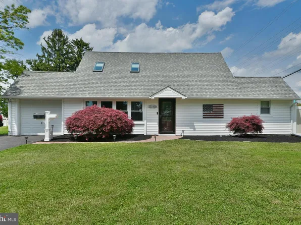 2 Jollybrook Rd, Levittown, PA 19056