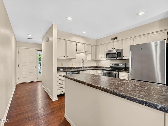 5th image of 2540 W Village Dr