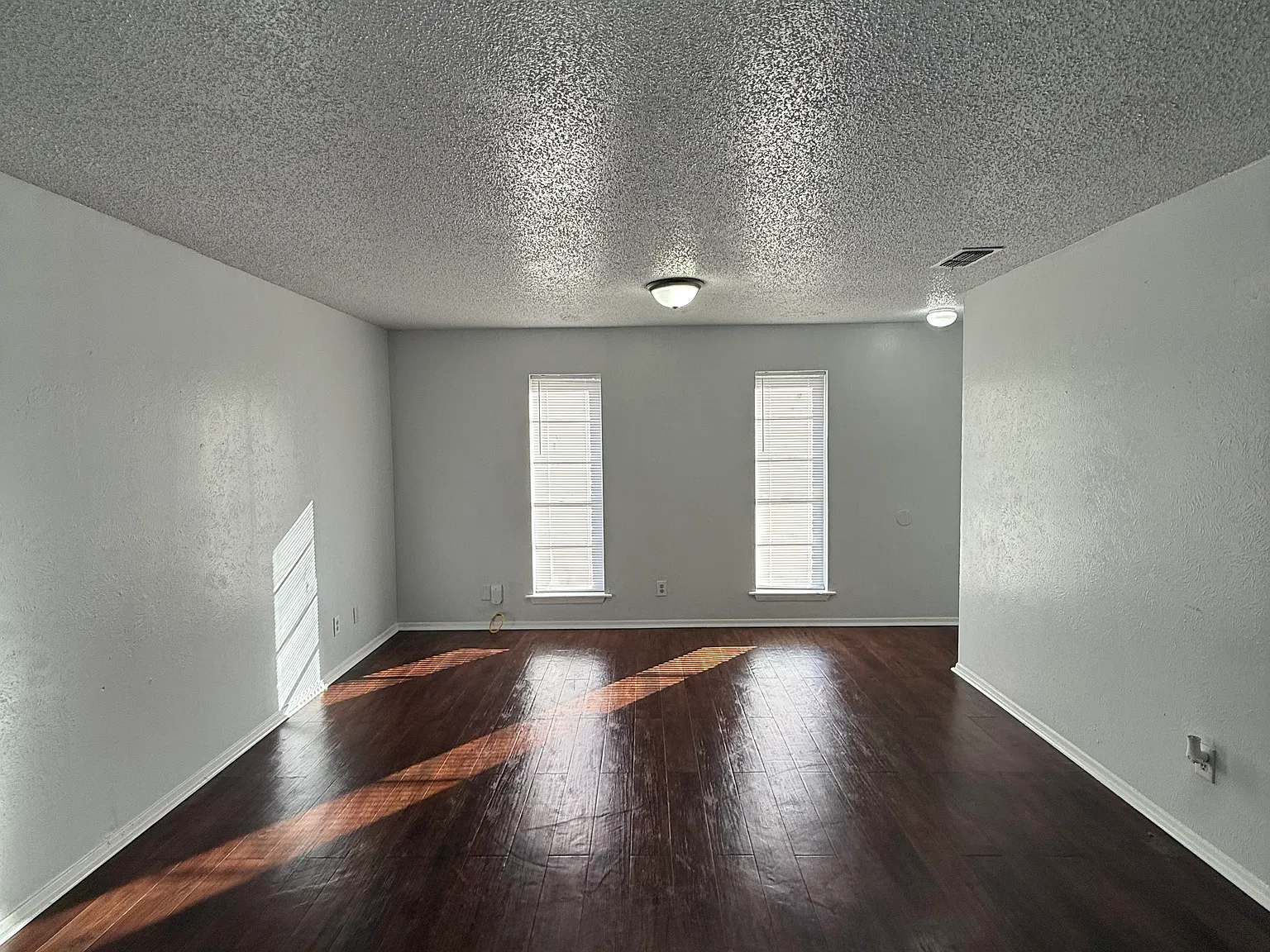 2 bed, 1000 sqft, $925 — Photo 3