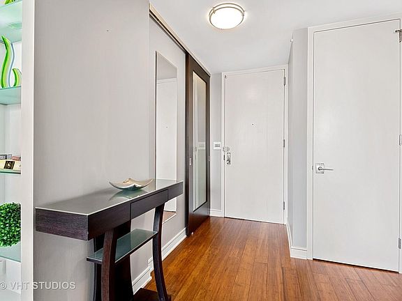 4th image of 2626 N Lakeview Ave APT 1609