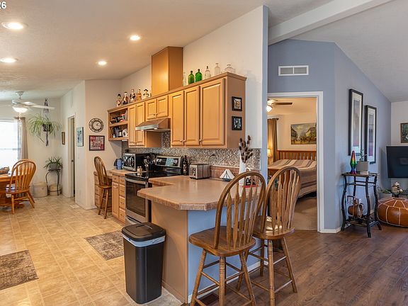 5th image of 104 Angelcrest Ct