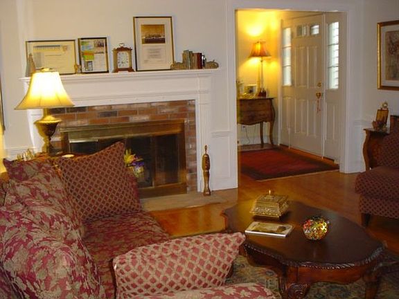 Living Room w Fireplace