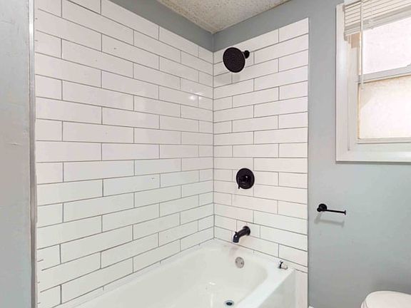 3rd image of 323 S 41st St