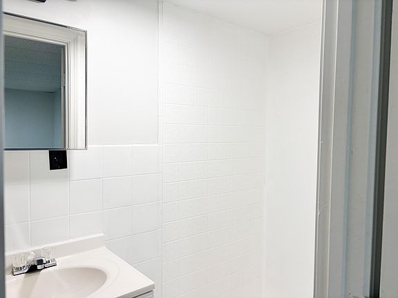 Shared bathroom Lower Level