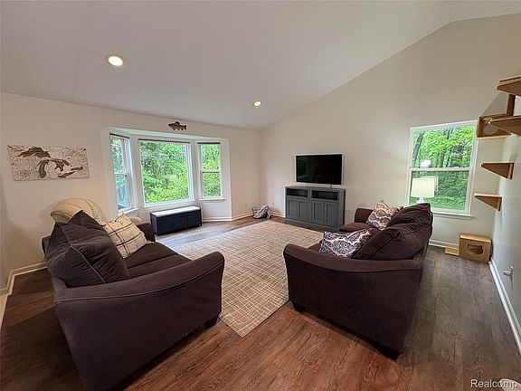 2nd image of 860 N Sashabaw Rd