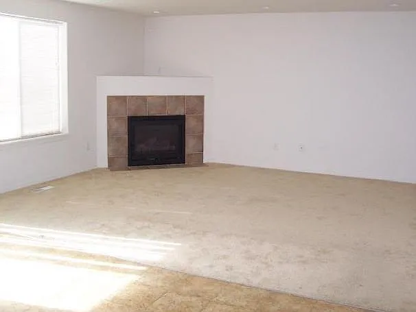 Well-Maintained 4-Bedroom Home with Loft & Fenced Backyard — Photo 2