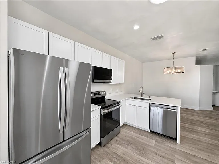 9750 Sassafras Ct — Photo 2