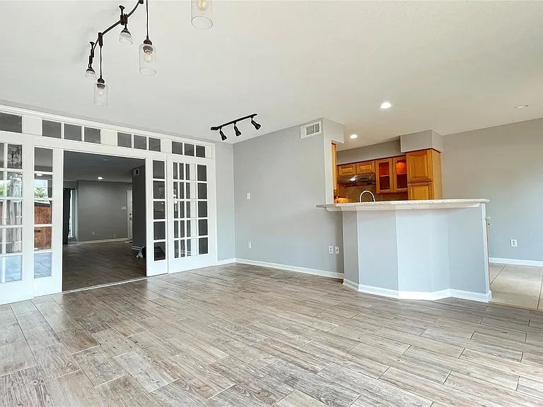 403 N Post Oak Ln #403 — Photo 6