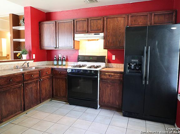 5th image of 547 N San Eduardo Ave