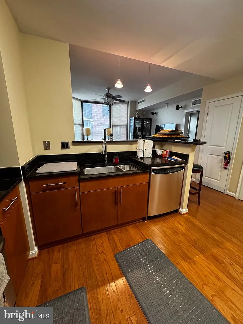 2 bed, 2.0 bath, 1048 sqft, $3,600 — Photo 4