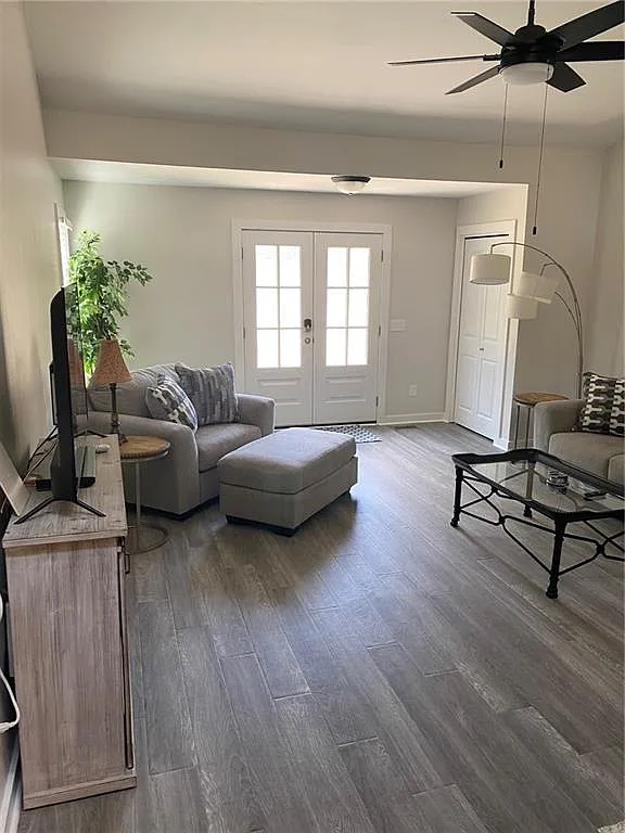 3 bed, 2.0 bath, 1436 sqft, $4,350 — Photo 4