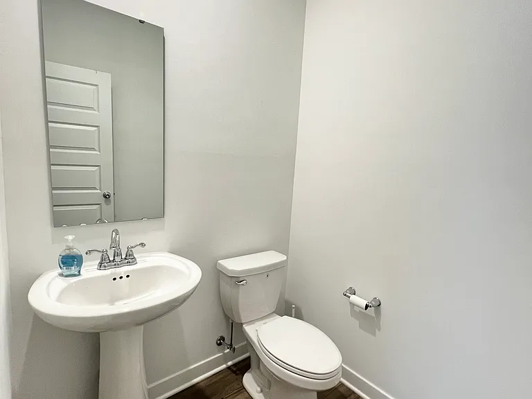 2725 Linwood Ave — Photo 6