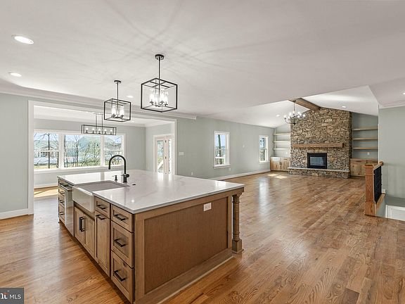 3rd image of 303 Summerfield Dr
