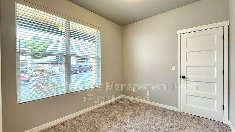 5 bed, 4.0 bath, 3285 sqft, $3,395 — Photo 4