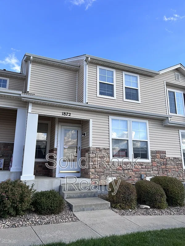 3 bed, 2.5 bath, 1486 sqft, $2,100 — Photo 1