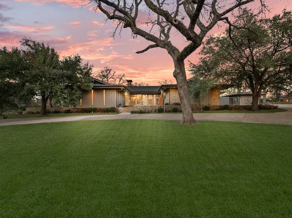 1313 Governors Dr, Corsicana, TX 75110