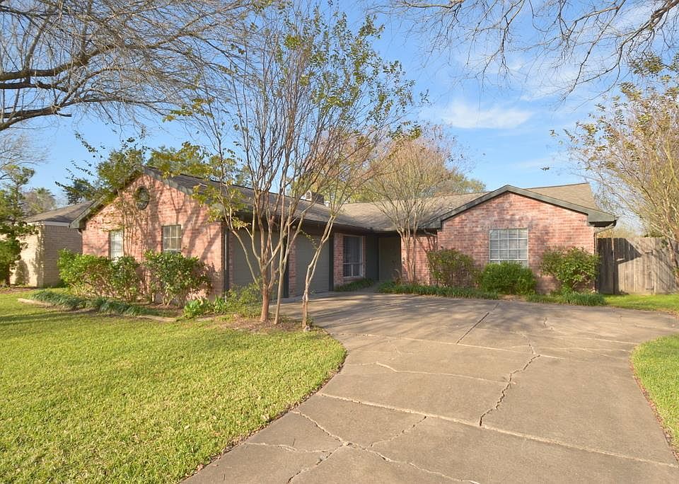 1st image of 2131 Round Lake Dr