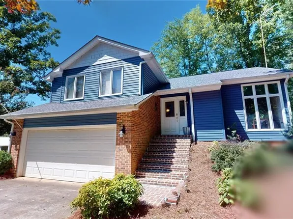 723 Old Barn Cir, Pilot Mountain, NC 27041