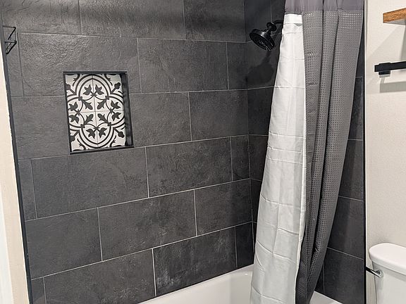 5th image of 1140 E Ridgewood St #A