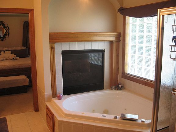 Master Bath - See Thru FP