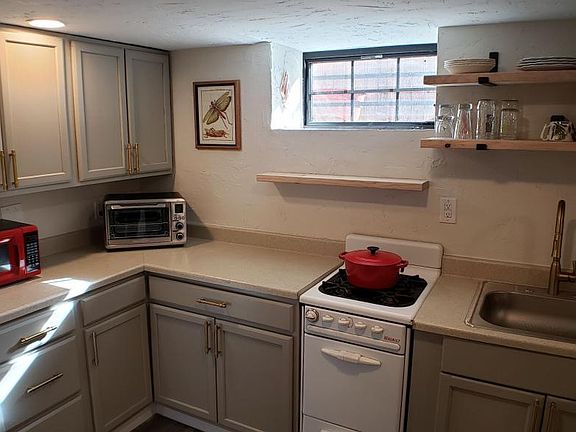 3rd image of 1300 Glencoe St Unit B