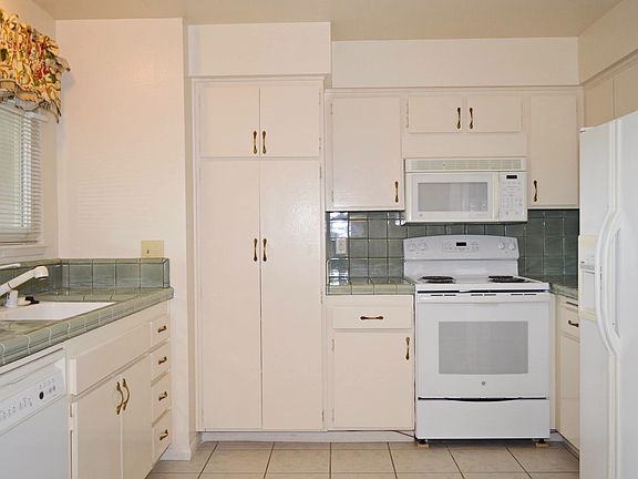 3rd image of 3528 Bartlett Ave