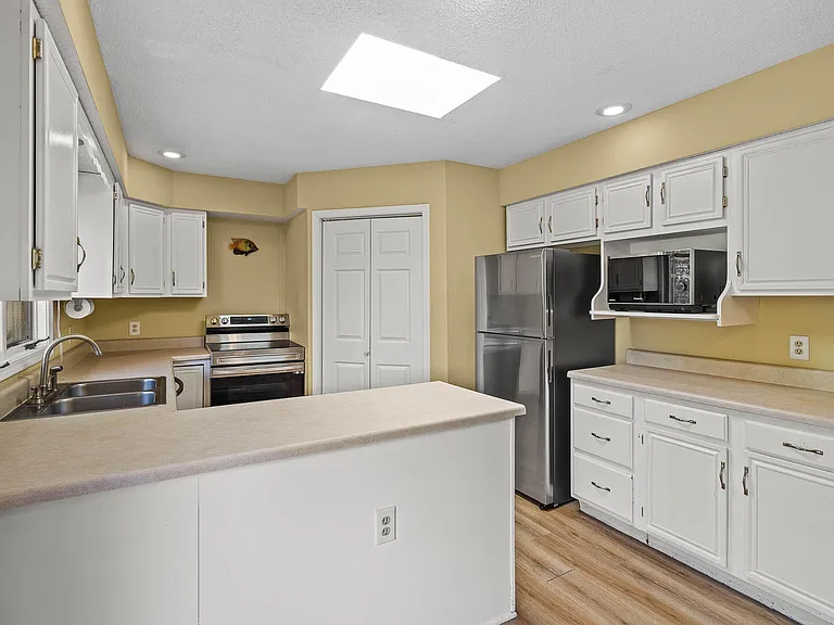 2601 Hillshire Dr — Photo 13