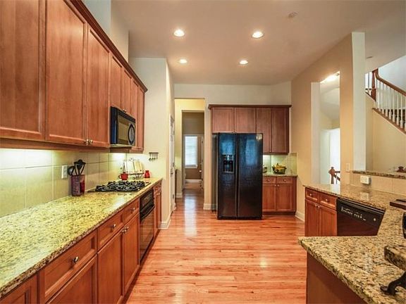 5th image of 206 Creekway Xing SE