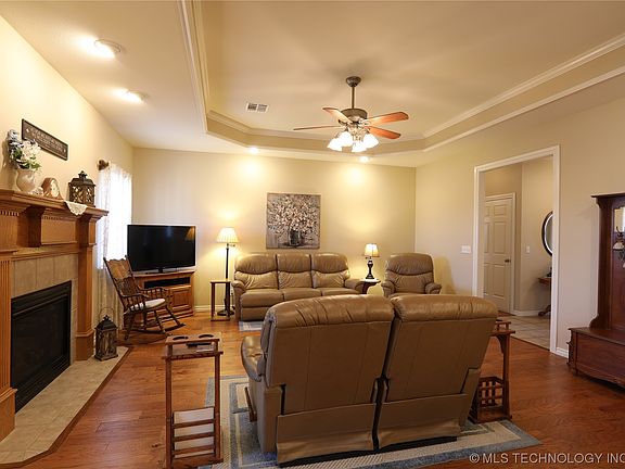 3rd image of 4935 Barnett Ave
