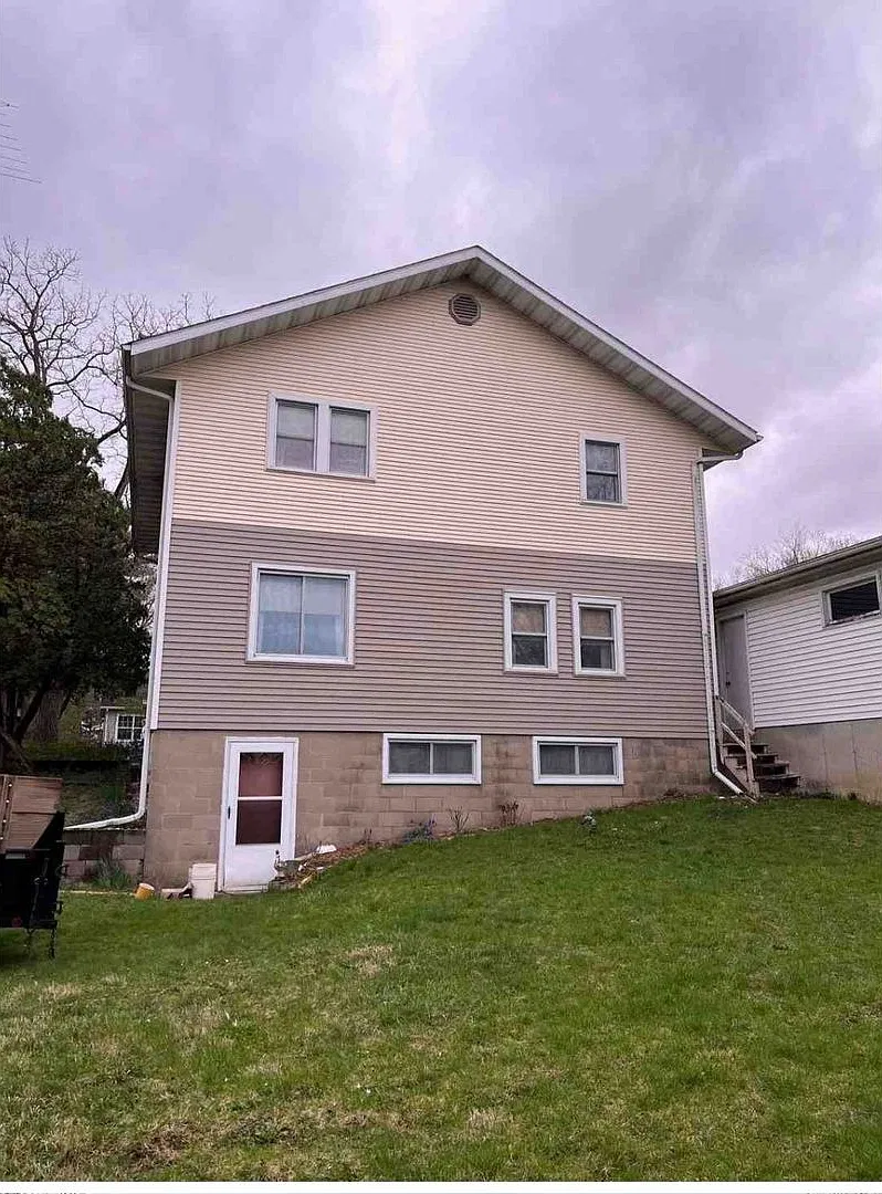5 Bedroom / 2.5 Bathroom For Rent — Photo 2