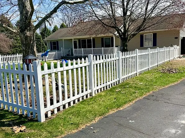 18225 Berkshire Dr, Gregory, MI 48137