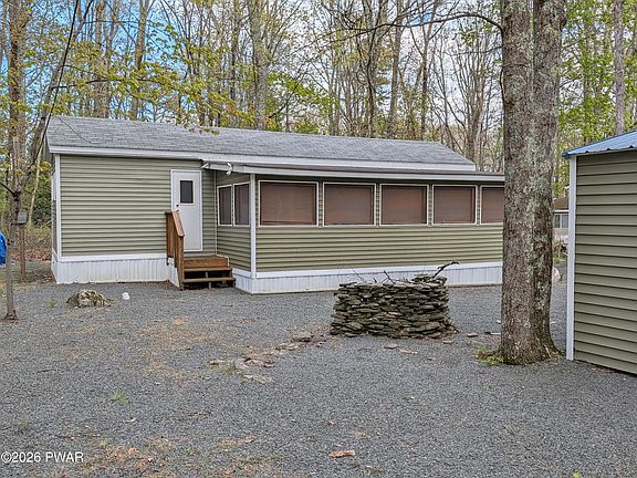 3rd image of 112 Mohican Dr