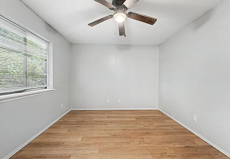 1037-1045 S Happy Hollow Rd — Photo 26