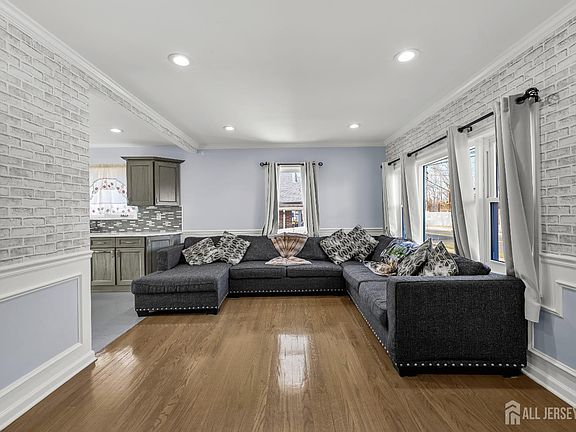 2nd image of 490 Florida Grove Rd