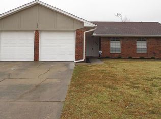905 Royal Ln, Yukon, OK 73099