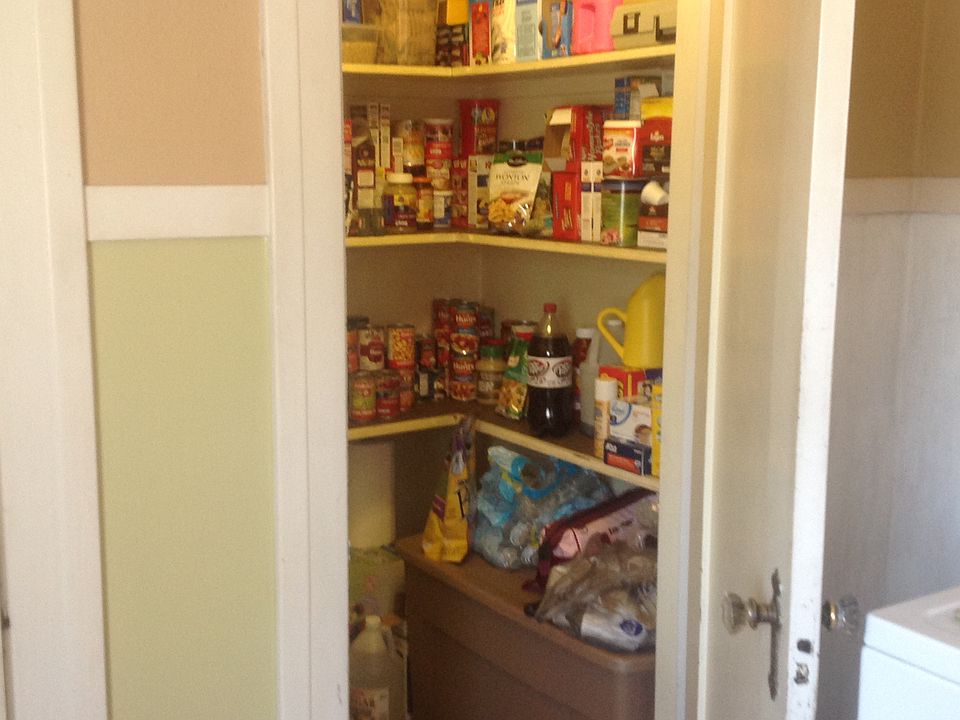 Utility room, walk-in pantry