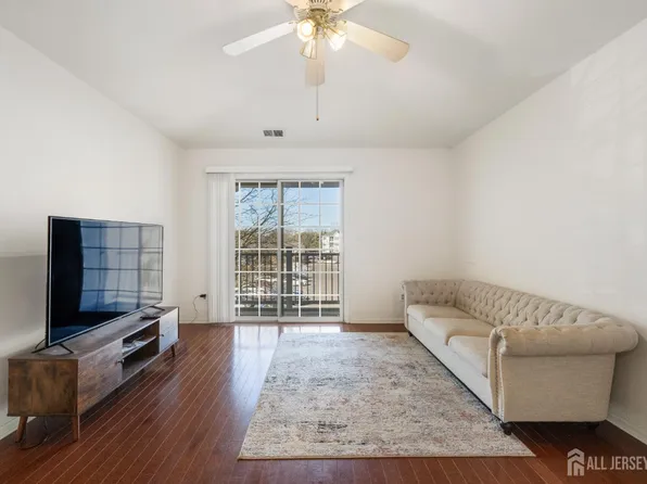 1131 Waterford Dr, Edison, NJ 08817