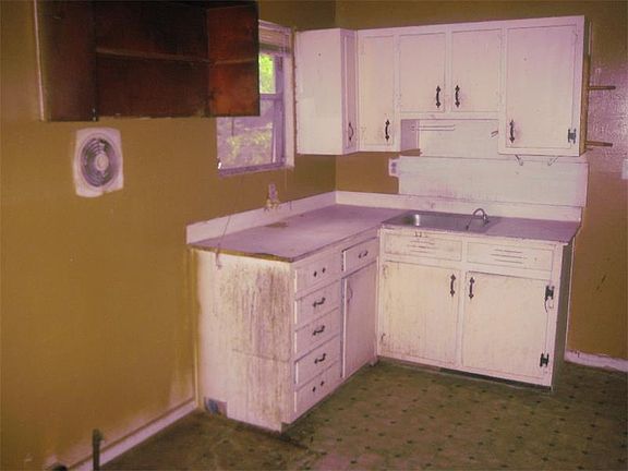2nd image of 904 Stonewall Dr SE