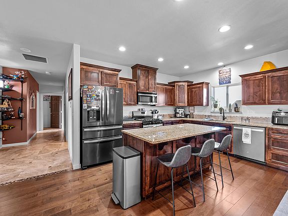 4th image of 479 SE Leisek Way